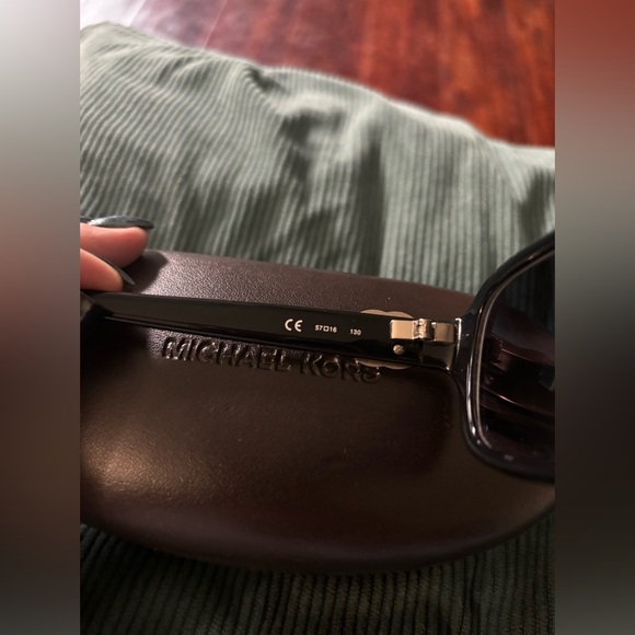 LIKE NEW MICHAEL KORS SUNGLASSES - Picture 3 of 5